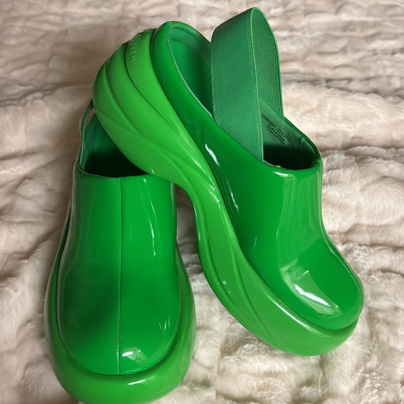 Charles & Keith Roony Patent Back-Strap Heeled Sandals in green. - Picture 7 of 9